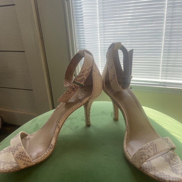 ANN TAYLOR SNAKE SKIN HEELS SIZE 8 1/2 M - Picture 2 of 4